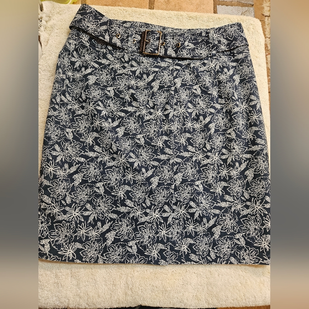ANDRE BADI WOMEN SIZE 26 skirt. ZIP WAIST. BUCKLE BELT. DARK BLUE. CREAM PRINT.